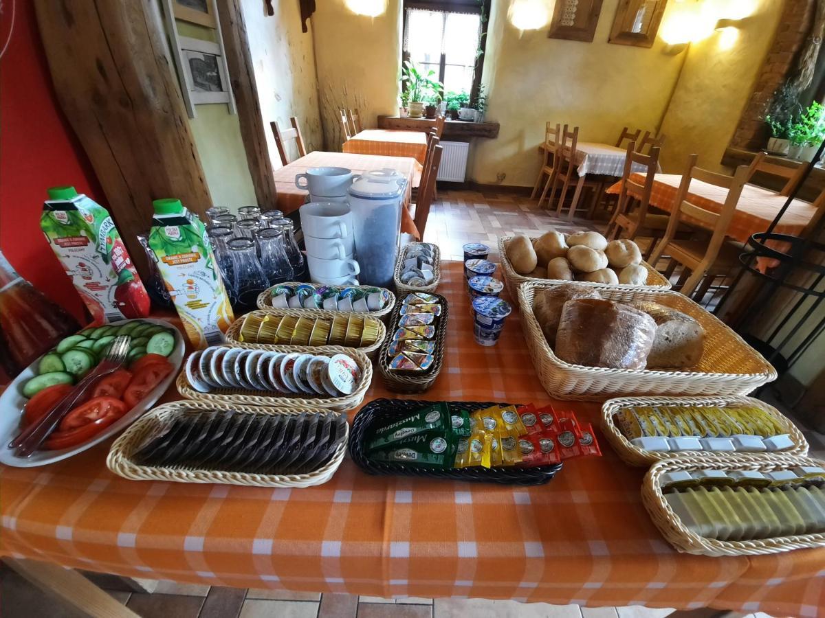 Gosciniec Pod Lipa Bed & Breakfast ชกลาร์สกา ปอเรมบา ภายนอก รูปภาพ