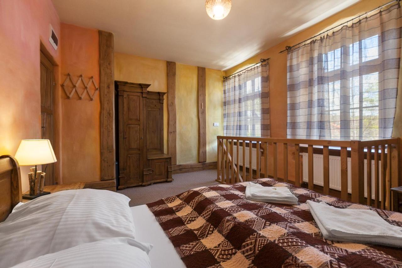 Gosciniec Pod Lipa Bed & Breakfast ชกลาร์สกา ปอเรมบา ภายนอก รูปภาพ