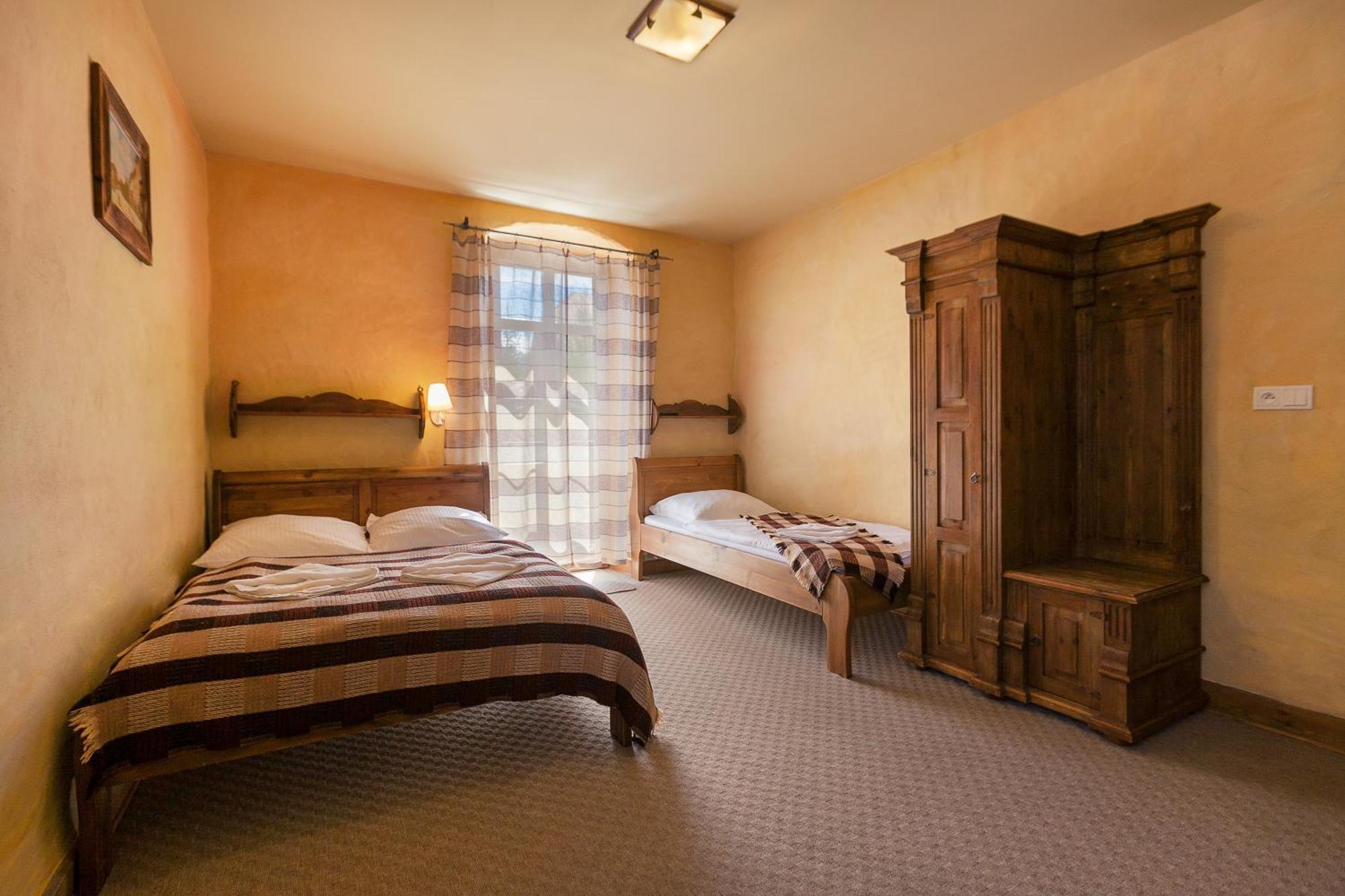 Gosciniec Pod Lipa Bed & Breakfast ชกลาร์สกา ปอเรมบา ภายนอก รูปภาพ