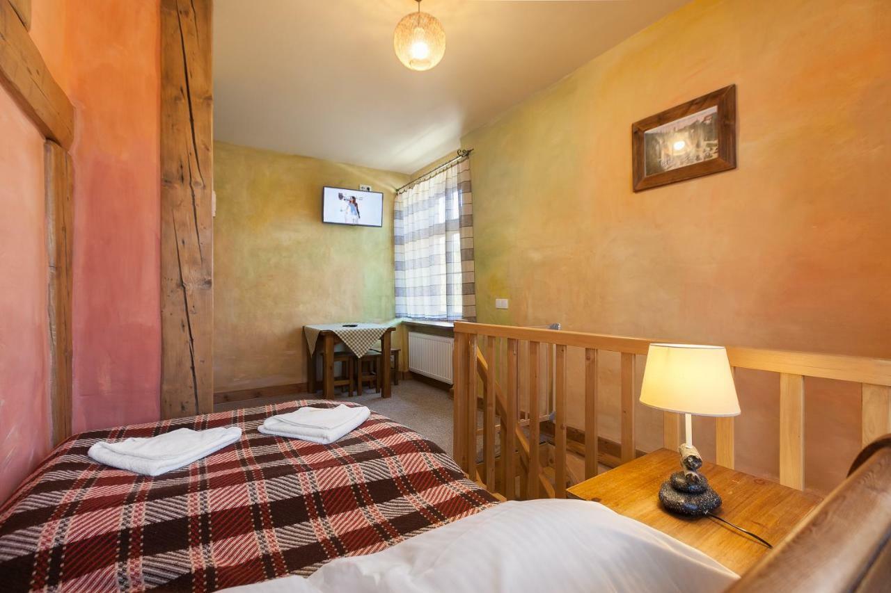 Gosciniec Pod Lipa Bed & Breakfast ชกลาร์สกา ปอเรมบา ภายนอก รูปภาพ